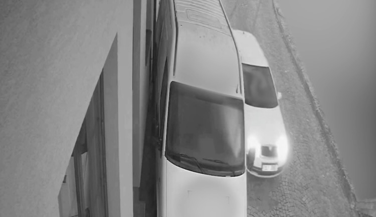 VIDEO: Řidič dostal smyk, naboural do dodávky a ujel. Pátrá po něm policie