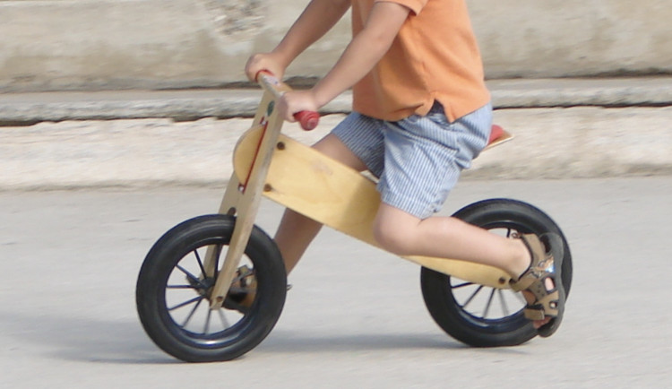 Sophiina volba po brněnsku. Mamince ujely dvě malé děti na odrážedlech, každé na jinou stranu