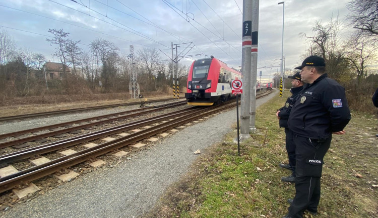 Policisté pokutují pohyb lidí v kolejišti. Moderní soupravy jsou tiché a mohou chodce překvapit, vysvětlují