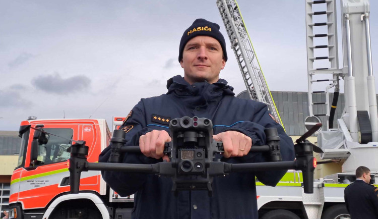 Drony pomáhají hasičům už pět let. Najdou ohnisko požáru i ztraceného