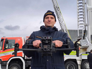 Drony pomáhají hasičům už pět let. Najdou ohnisko požáru i ztraceného
