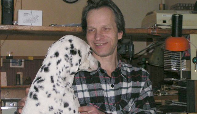 Archivní fotografie Miloše Zikmunda v dílna se psem.