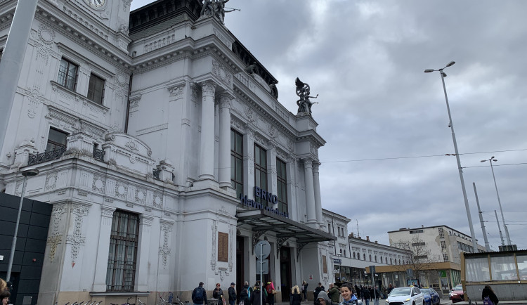 Opilý Maďar polehával u pokladen na nádraží v Brně. Když přijeli strážníci, začal šermovat rukama
