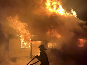 Rodinný dům zachvátil v noci požár. Zranil se při něm jeden člověk