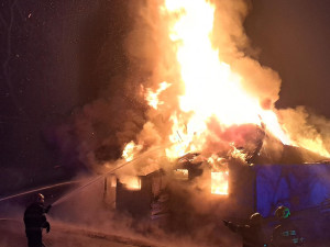 Rodinný dům zachvátil v noci požár. Zranil se při něm jeden člověk