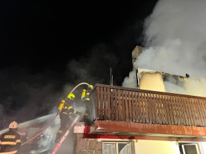 Rodinný dům zachvátil v noci požár. Zranil se při něm jeden člověk