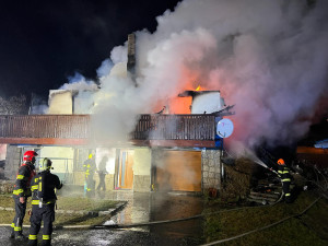 Rodinný dům zachvátil v noci požár. Zranil se při něm jeden člověk