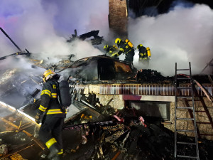 Rodinný dům zachvátil v noci požár. Zranil se při něm jeden člověk