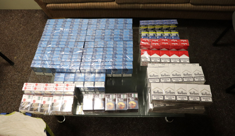 Zadržené neznačené cigarety.