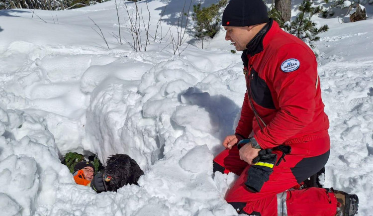 Hasiči se psy trénovali v Tatrách záchranu z laviny i hledání ve sněhu