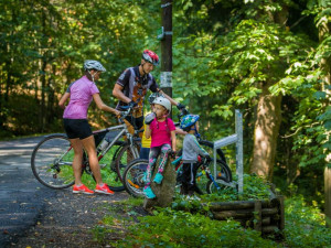 Cyklisté nacházejí stále více zázemí, od stojanů na kola po nabíječky. Jeho budování podporuje Liberecký kraj