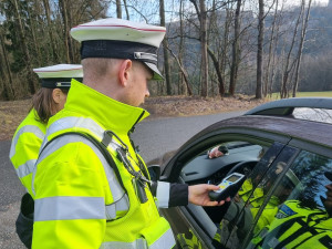 Policie si posvítila na rychlé řidiče. Jeden jel v obci skoro stovkou