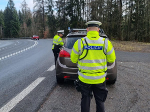 Policie si posvítila na rychlé řidiče. Jeden jel v obci skoro stovkou
