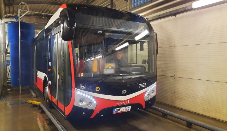 Brněnský dopravní podnik pořídil novou myčku pro autobusy. Vozy by po sprše měly být čistší a zářivější