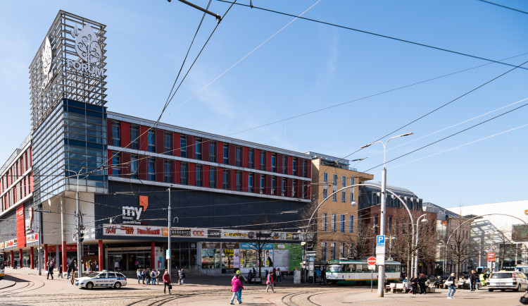 Za krádež kalhot v obchodním centru v Liberci mu hrozí až tři roky vězení