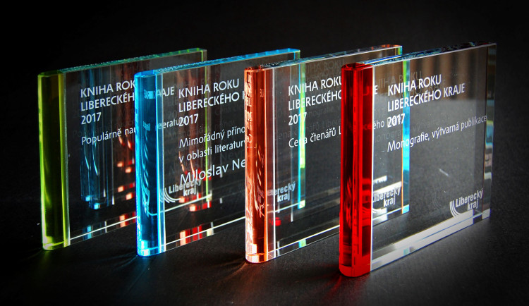 Trofej pro oceněné v soutěži Kniha roku Libereckého kraje.