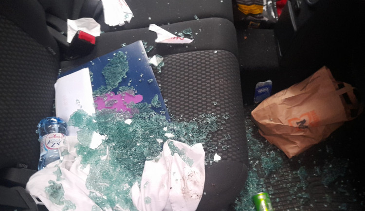 Do auta se dostal po rozbití okénka.