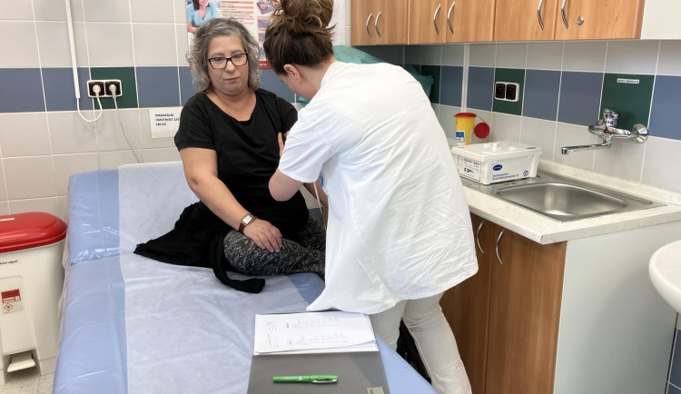 Brněnští lékaři používají k odstranění lymfatických otoků exoskop. Stali se prvními v Evropě