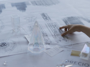 Luxusní hotel v Paříži zdobí třpytivý křišťálový zámek českých sklářů