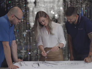 Luxusní hotel v Paříži zdobí třpytivý křišťálový zámek českých sklářů