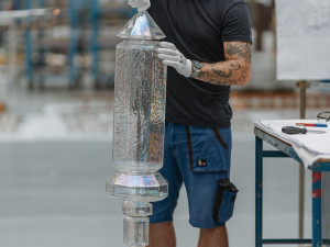 Luxusní hotel v Paříži zdobí třpytivý křišťálový zámek českých sklářů