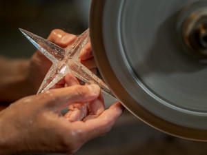 Luxusní hotel v Paříži zdobí třpytivý křišťálový zámek českých sklářů