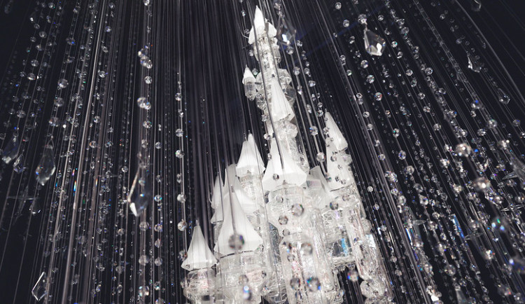 Křišťálový zámek jako netradiční svítidlo od českých sklářů.