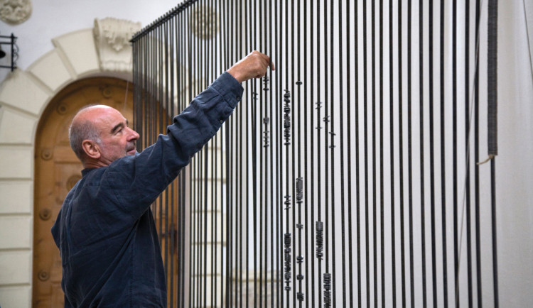 Josef Baier s jedním ze svých děl.