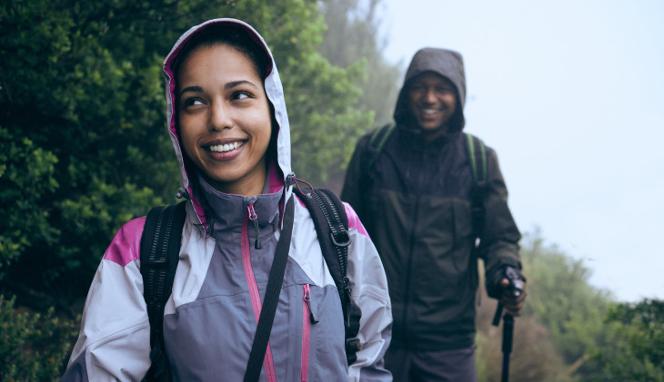 Nepromokavá a větruodolná horská výstroj - objevte kompletní nabídku turistického oblečení na 8a.cz