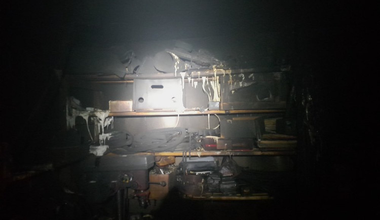 Při požáru sklepa v rodinném domě ve Stráži nad Nisou utrpěli zranění tři lidé