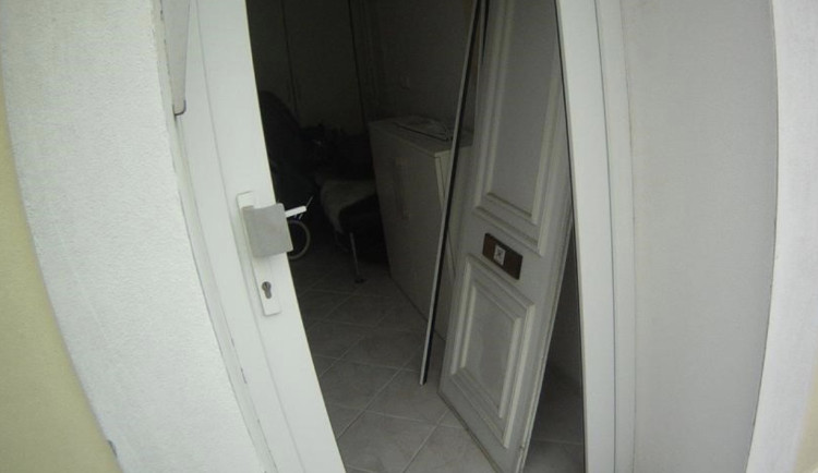 Namol opilá žena vykopla dveře cizího domu. Chtěla zkontrolovat svého dvanáctiletého syna