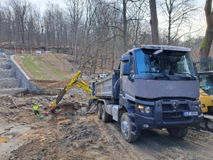 Na přehradě budou provádět trhací práce. Dojde i k omezení dopravy