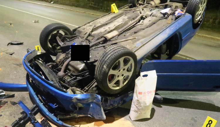 Mladý řidič zřejmě za volantem usnul, boural a auto otočil na střechu