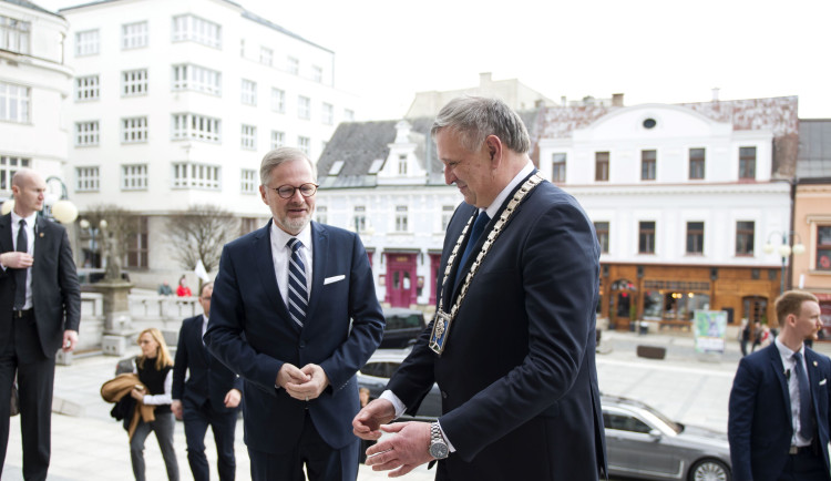 Premiéra Petra Filu vítá primátor Jablonce Miloš Vele.