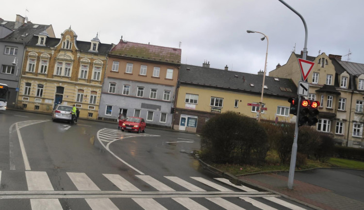 Srážka aut na křižovatce v České Lípě. Měla jsem zelenou, tvrdí obě řidičky