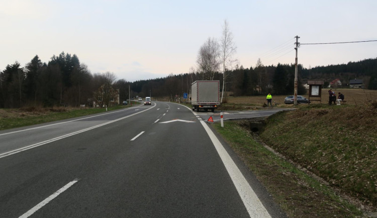 Policisté hledají svědky dopravní nehody mezi Jabloncem nad Nisou a Rychnovem