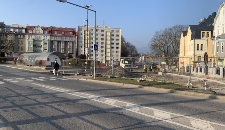 Výstavba úseku nové silnice omezila dopravu u bazénu v Liberci