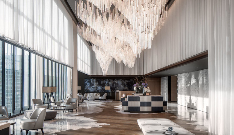 Lustr od sklářů z Kamenického Šenova v dubajském resortu One Za'abeel.