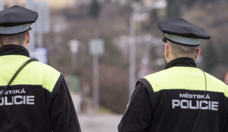 Polonahý muž obvinil dva mladíky, že mu ukradli bundu a napadl je. Ti ho drželi na zemi do příjezdu strážníků