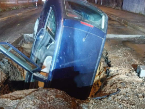 Pod autem v liberecké Americké ulici se propadla vozovka