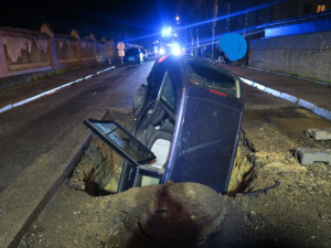 Nehoda v Liberci. Řidič zřejmě přehlédl výkop v Americké ulici, vjel do něj