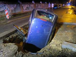 Nehoda v Liberci. Řidič zřejmě přehlédl výkop v Americké ulici, vjel do něj