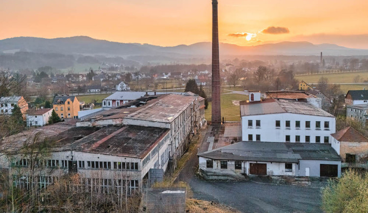 V Hrádku nad Nisou začne demolice zchátralé textilní továrny Bekon