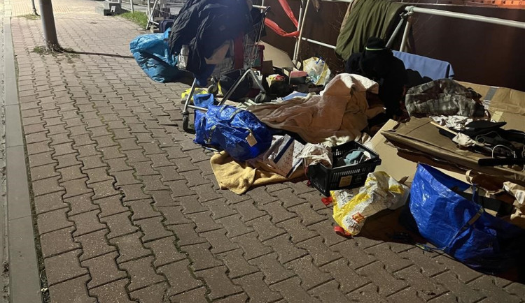 Muž zaskládal chodník odpadem. Vysvětloval, že jde o věci, které potřebuje pro život na ulici