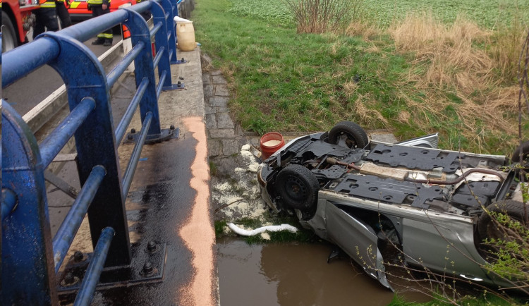 U Bučovic na Vyškovsku skončilo v potoce auto. Dva zranění byli převezeni do nemocnice