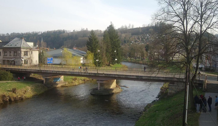 Oprava mostu přes Jizeru v Semilech začne o dva měsíce později. Do koryta se nesmí kvůli chráněné rybě