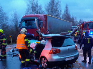 Těžká nehoda uzavřela silnici 35 u Hrádku. Srazil se kamion s autem