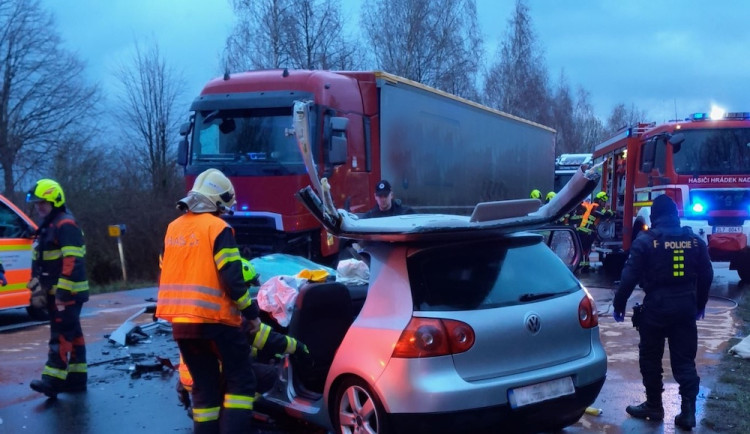 Těžká nehoda uzavřela silnici 35 u Hrádku. Srazil se kamion s autem
