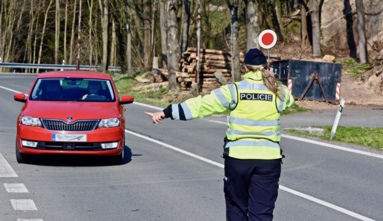 Policie bude měřit rychlost na rizikových místech, žádá veřejnost o tipy