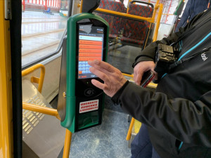 Ve všech autobusech a tramvajích MHD v Liberci funguje nový odbavovací systém